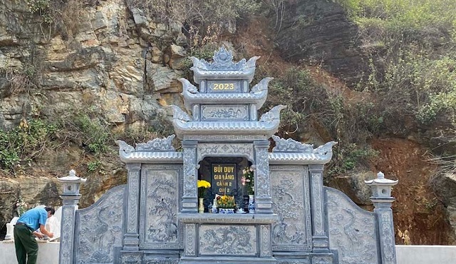 Khu lăng mộ nằm tại vị trí lưng tựa núi