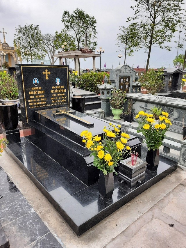 Phần mộ làm từ đá granite đen