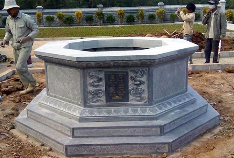 Mẫu mộ đơn hình bát giác được chế tác từ đá xanh đen có màu sắc tinh tế