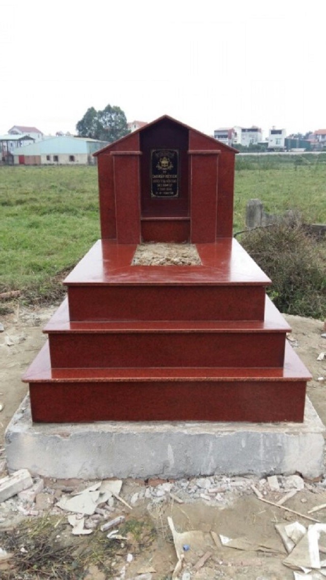 Mộ ốp đá đỏ Bình Định bắt mắt đặt tại khu nghĩ trang Bãi Ta ở Hưng Yên