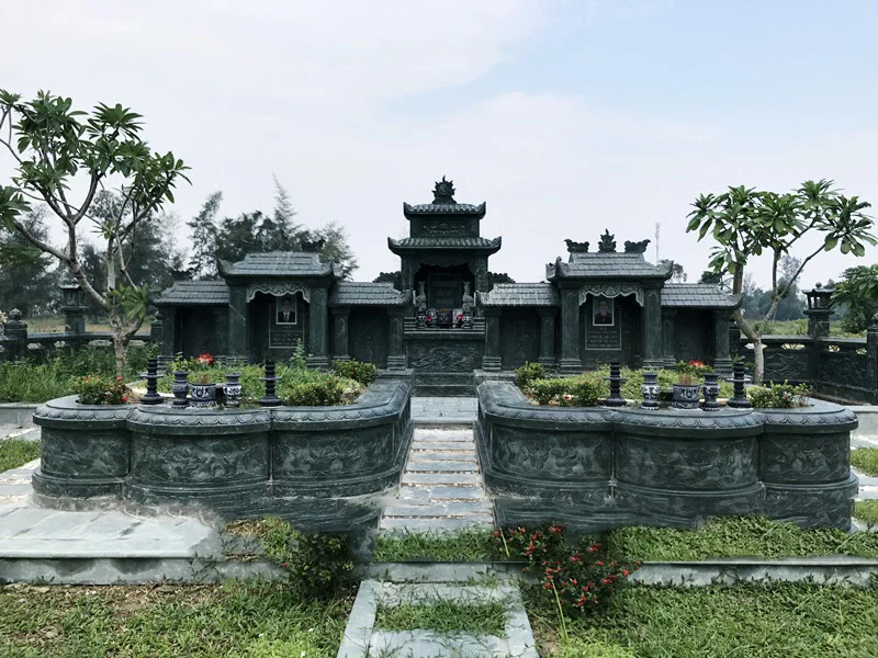 Khu lăng mộ đá xanh rêu được xây dựng tại Quảng Bình với hai phần mộ