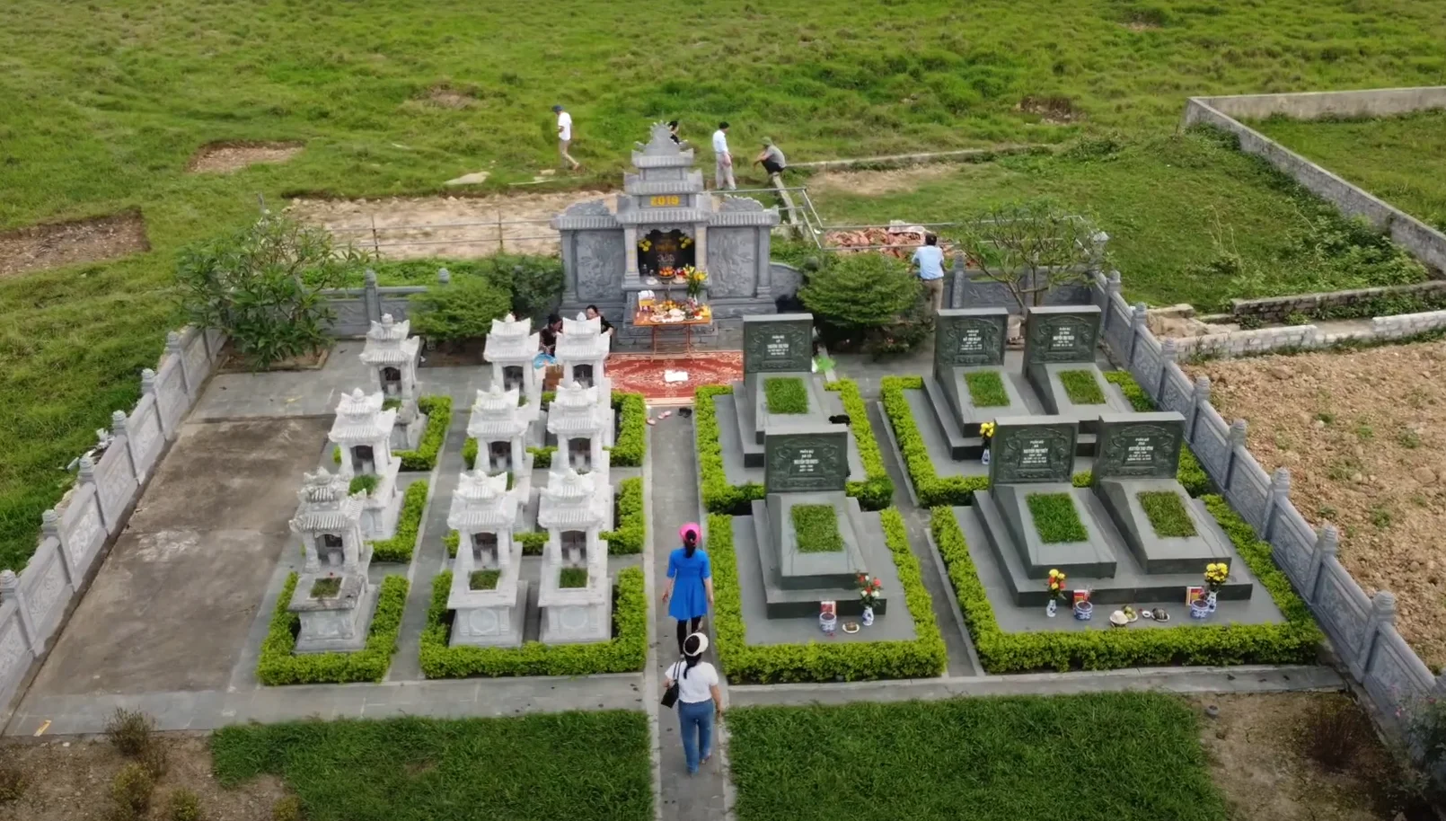 Khu lăng mộ có kích thước 5x19m được xây dựng riêng cho dòng họ Nguyễn Gia