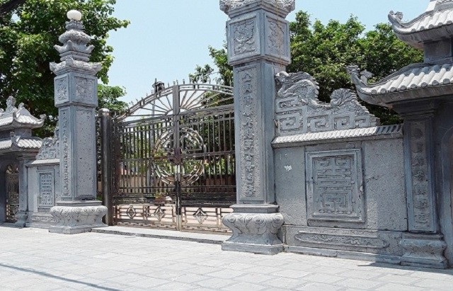 Cổng đá dành cho nhà chùa
