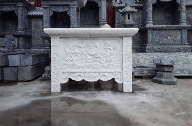 Bàn thờ đá trắng nguyên khối phù hợp tại các đền chùa có sân nhỏ