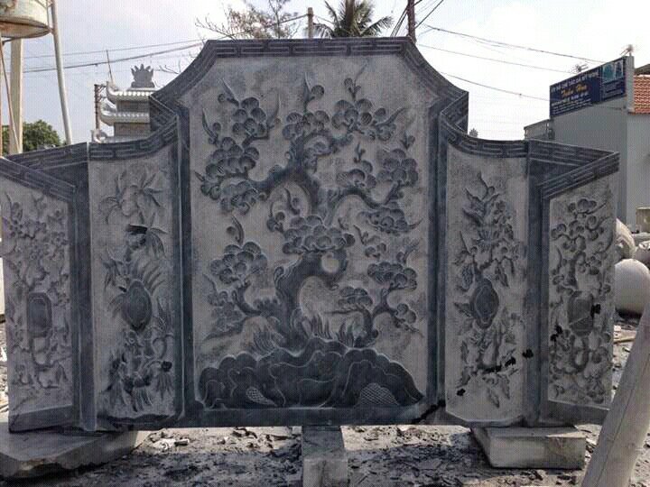 Tấm bình phong đá được chạm trổ họa tiết Tùng-Cúc-Trúc-Mai