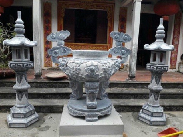 Mẫu lư hương đi kèm với cặp đèn đá tạo sự trang nghiêm cho không gian thờ cúng thích hợp đặt trước sân nhà, trong đền, miếu thờ