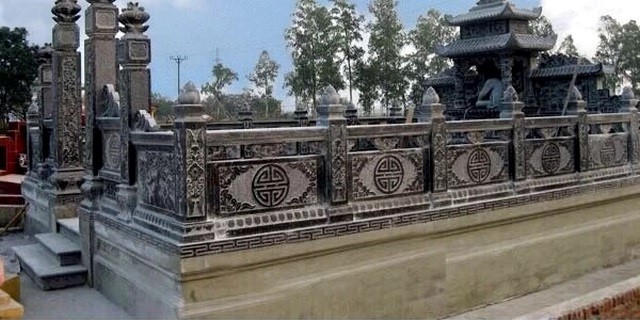 Hàng rào đá xanh đen bảo vệ khu lăng mộ