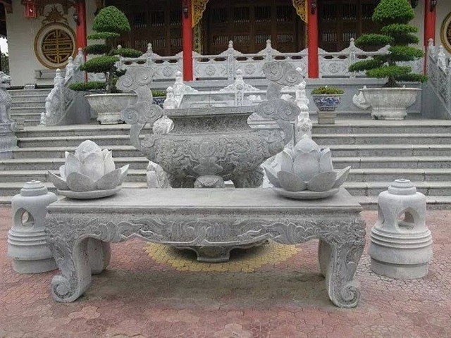 Mẫu lư hương đá được lắp đặt tại chùa Bách Môn, Tiên Du, Bắc Ninh