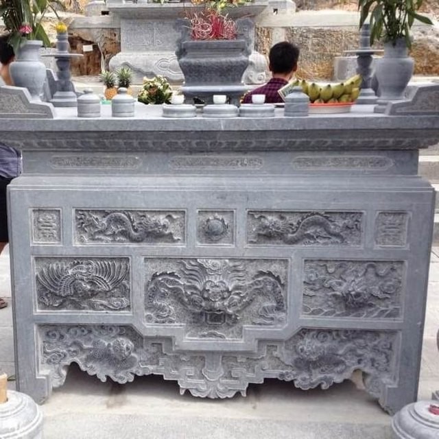 Mẫu bàn lễ đá mặt bàn rộng rãi phù hợp cho các khu lăng mộ