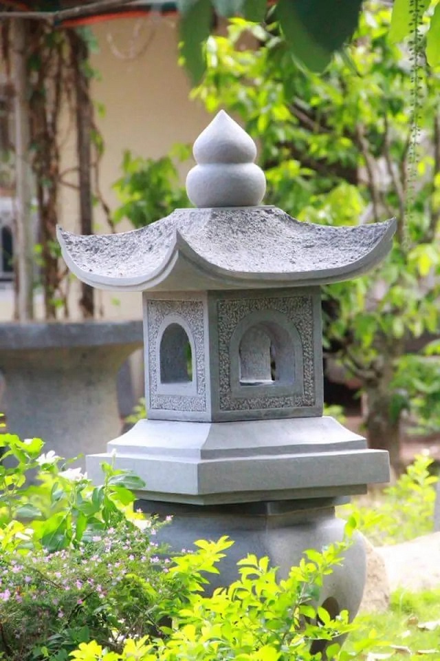 Đèn đá được dùng cho nhà thờ họ, từ đường, đền chùa