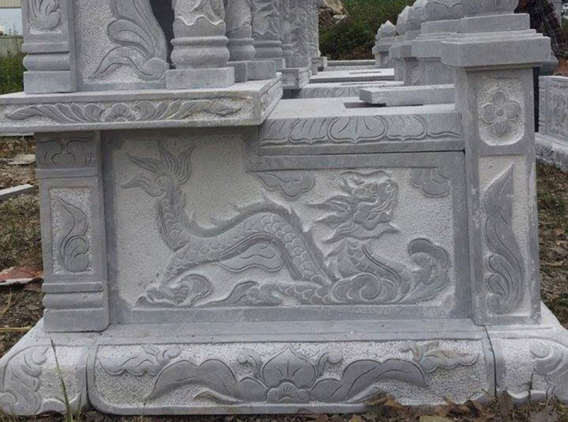 Hình ảnh hoa văn rồng cưỡi mây trên thân phần mộ