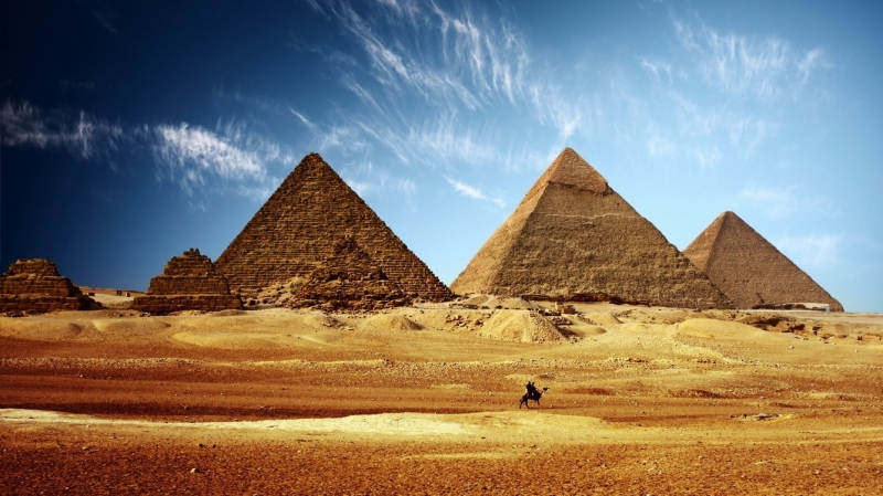 Bên ngoài khu lăng mộ Giza