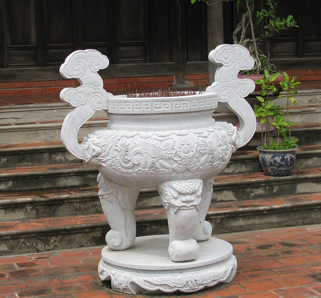 Mẫu lư hương tròn chạm trổ lưỡng long chầu nguyệt được lắp đặt tại đền Trúc, Hà Nam